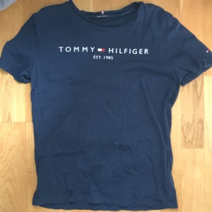 Tommy Hilfiger topp - Lite tajtare topp, nästan babytee 