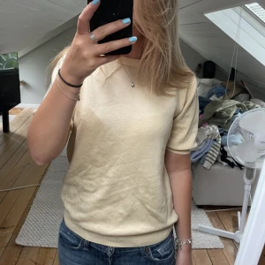 Stickad t-shirt - Jätte snygg stickad t-shirt i ull