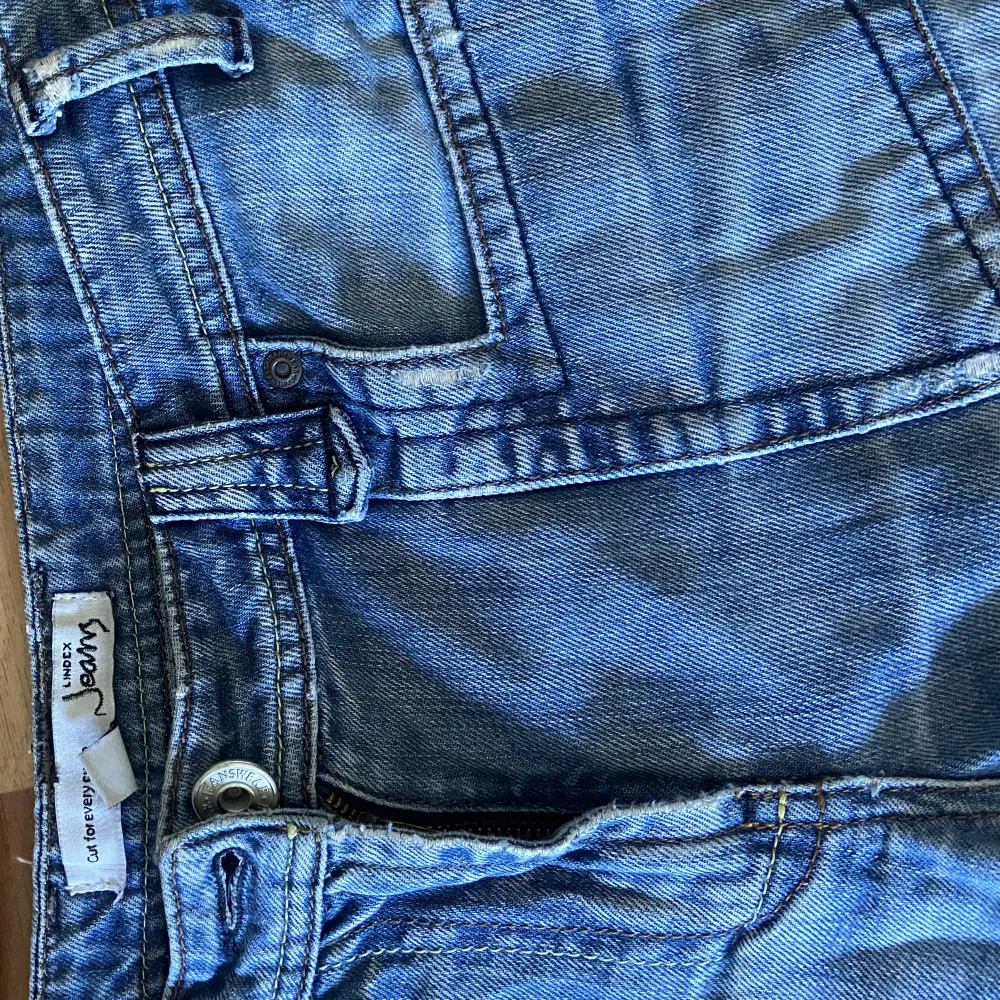 Hej!   Ett par vintage jeans från gamla Lindex, Så coola detaljer på! De har gått sönder under höger rumpa,  går såklart att både laga elr rocka!!  Rensar garderoben och säljer ut en massa kläder! Samfraktar gärna, priset är diskuterbart vid snabb affär!❤️. Jeans & Byxor.