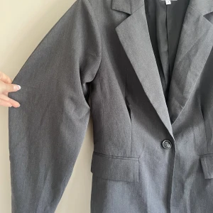 Oversize kavaj🤍 - En superfin oversized grå kavaj från Nakd som jag köpt från Plick sen innan. Tycker dock inte att den passade mig i armarna så säljer nu vidare den❤️