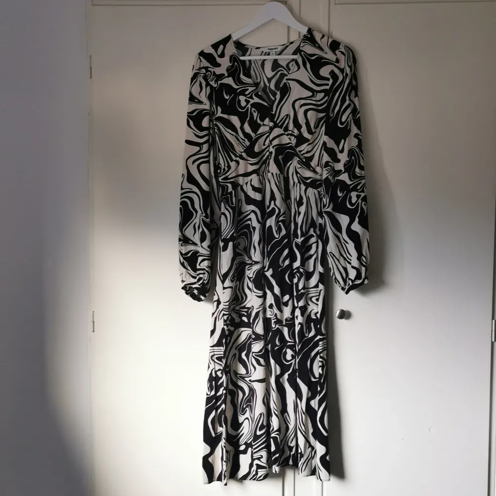 En långklänning från Kappahl som endast har använts fåtal gånger, är i nyskick. Köpte den för 600kr och säljer för 500kr. Klänningar.