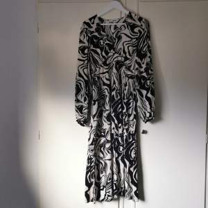 En långklänning från Kappahl som endast har använts fåtal gånger, är i nyskick. Köpte den för 600kr och säljer för 500kr