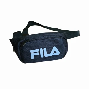 Fila Shoulder Bag - Vintagr Fila axelväska köpt på JDSports år 2018, bra skick förutom en fläck på det inringade stället på bild 2. Nypris 479kr