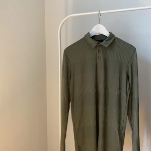 Säljer tröja strlk M  - Säljer en grön tröja från asos design, skick: använd 2 gånger, nyskick. nypris:499kr, säljer för 250kr 