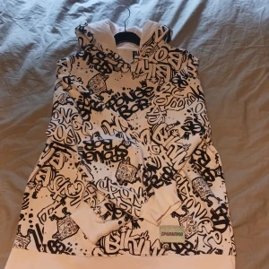 Hoodie  - En svart vit hoodie
