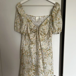 blommig linneklänning - sättegullig klänning från h&m i linne, aldrig använd, storlek 40 🩷