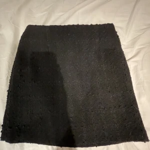 Svart kjol - Svart kjol lite gossip girl inspirerad!💘