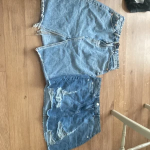 Två jeans kjolar - Två jeans kjolar man får båda för 100kr eller en för 60 kr en är längre och en är kortare båda är i bra skick köparen står för frakten 