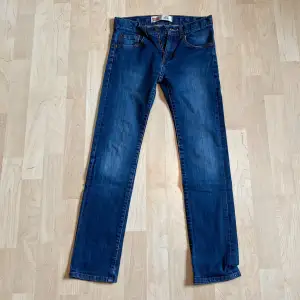 Fint slitna jeans i modell 510 12 år