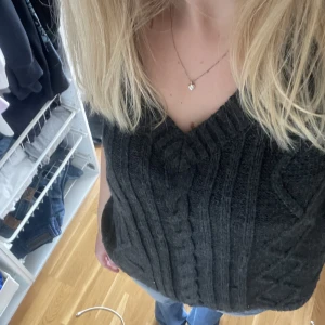 Svartgrå stickad väst - Fin storstickad väst från monki. Så fin att ha som den är eller över klänning elr skjorta. Jag har storlek m men skulle tro att den passar s-l. Skriv gärna privat om frågor❣️