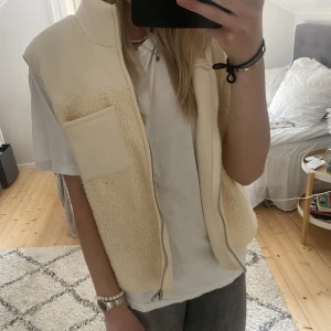 Teddy väst pieces  - Teddy väst från pieces. Kan stylas över både t shirt och tjocktröja/hoodie. Köpare står för frakten och pris går alltid att diskutera. Hör av er vid frågor eller intresse🩷🩷