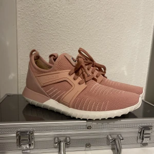 Moncler sneakers - Moncler sneakers (Helt oanvända) , äktheters tagg (moncler protect) finns och kan visas via video bevis , skickas med tagg , samt kvitto 