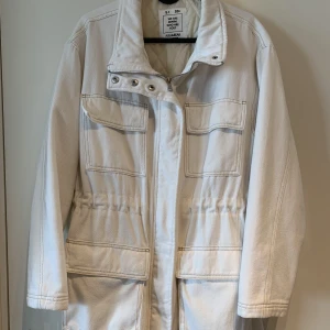 Vit jeansjacka - Vit jeansjacka. Den har ifyllning så den är lagom varm. Massor av fickor! Perfekt till sensommar säsong!