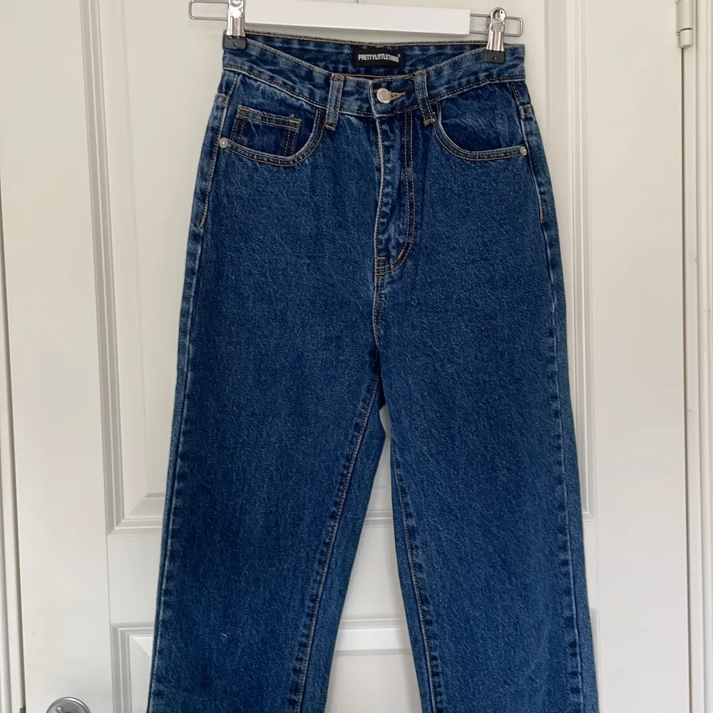 Ett par mörkblå högmidjade jeans från PLT som aldrig använts🫧 De är slitna vid slutet av byxan. Jeans & Byxor.