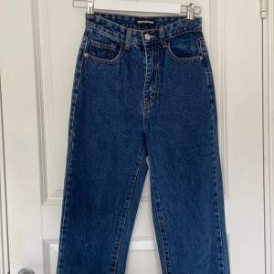 Ett par mörkblå högmidjade jeans från PLT som aldrig använts🫧 De är slitna vid slutet av byxan