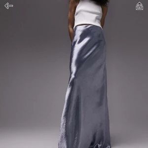 Ljusblå maxiklänning - Det är en jättevacker offshoulder klänning som även passar som kjol! Den är nyköpt från asos, prislappen finns kvar! 