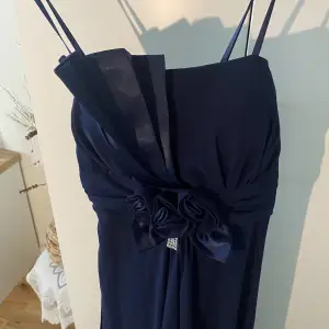  En jättefin lång klänning i marin blå.