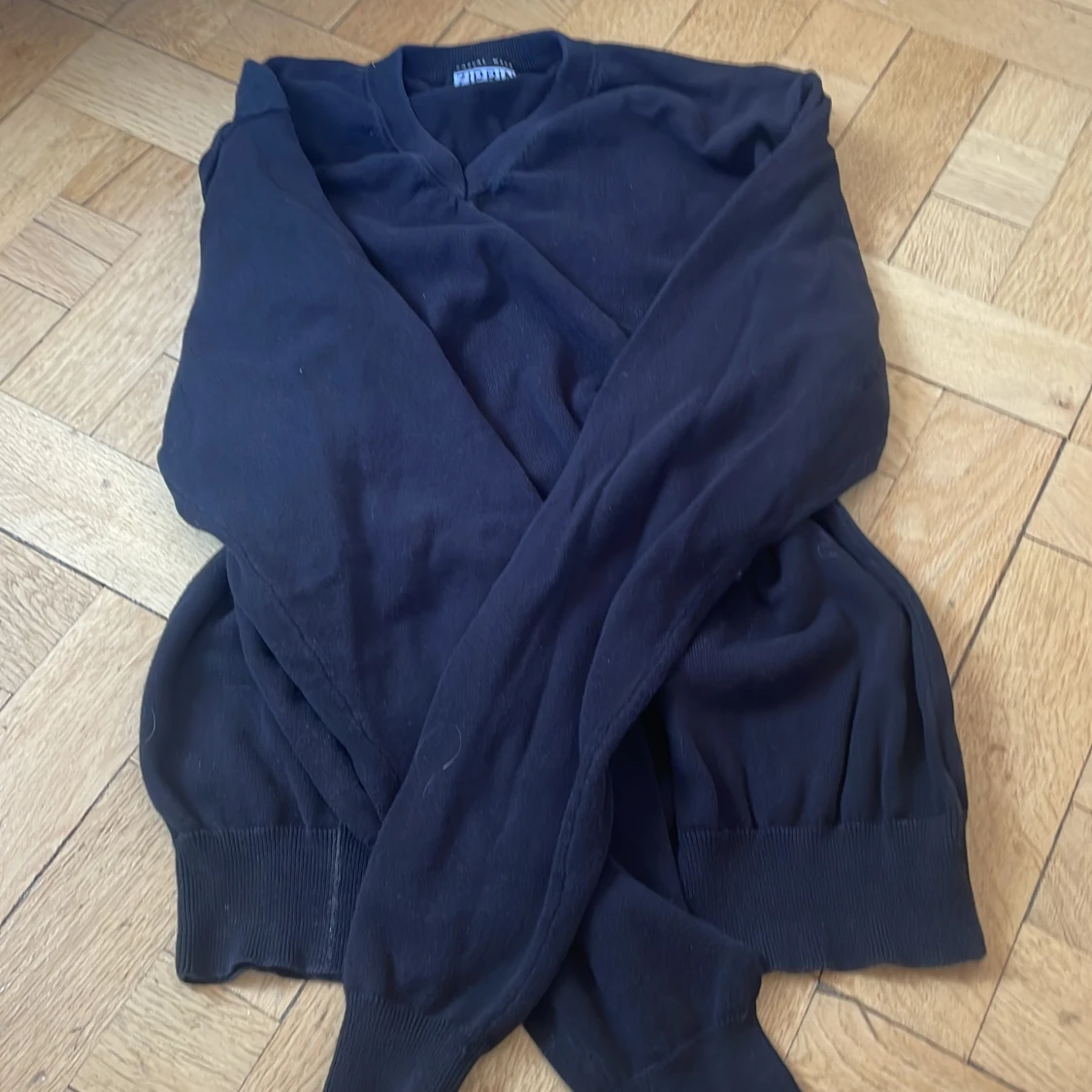 Ziprin oversized tröja i svart, v krage