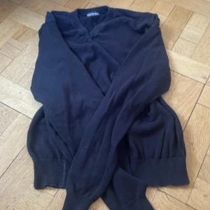 Ziprin oversized tröja i svart, v krage - V krage svart tjock tröja, cool, diprin