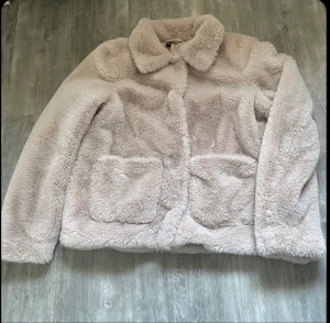 Fluffig jacka  - En fluffig jacka från HM i storlek S. Använt väldigt få gånger så är i väldigt fint skick.
