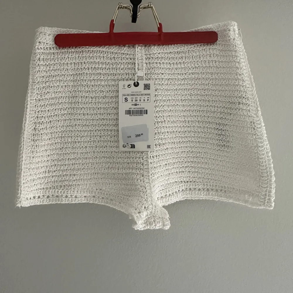 Virkade vita shorts, underbara på sommaren. Helt oanvända, prislapp kvar. Inköpspris 299 kr. Från Zara, strl S🌸. Shorts.