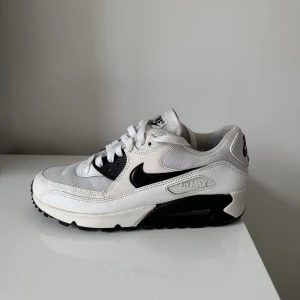 Vita Nike Air Max 90  - Storlek 36,5