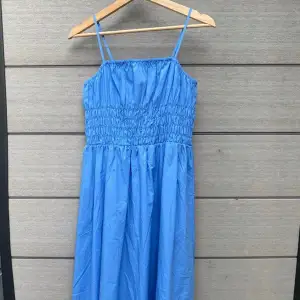 Säljes blå klänning från H&M. Andra bilden visar inte färgen, men hur den ser ut på. Nyskick, använd en gång.