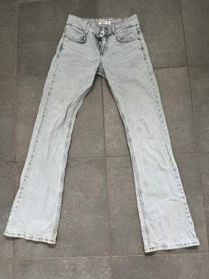 Ett par supersnygga lågmidjade jeans från pull&bear i ljusblå. Använda men i väldigt bra skick. Nypriset var 300kr och dessa säljer jag för 100kr. Köparen står för frakt.💗