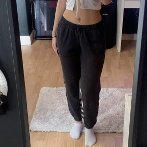 Adidas Sweatpants  - Ett par svart vita adidas byxor som är mid-Rise och köpta från Zalando. Bra kvalité och sitter väldigt fint och lite baggy. Kostar 160 + frakt