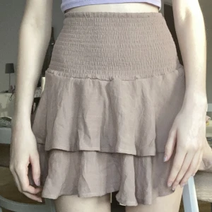 Kjol - Superfin men använder aldrig, skulle säga att den e lite mer korall än vad den e på bilden