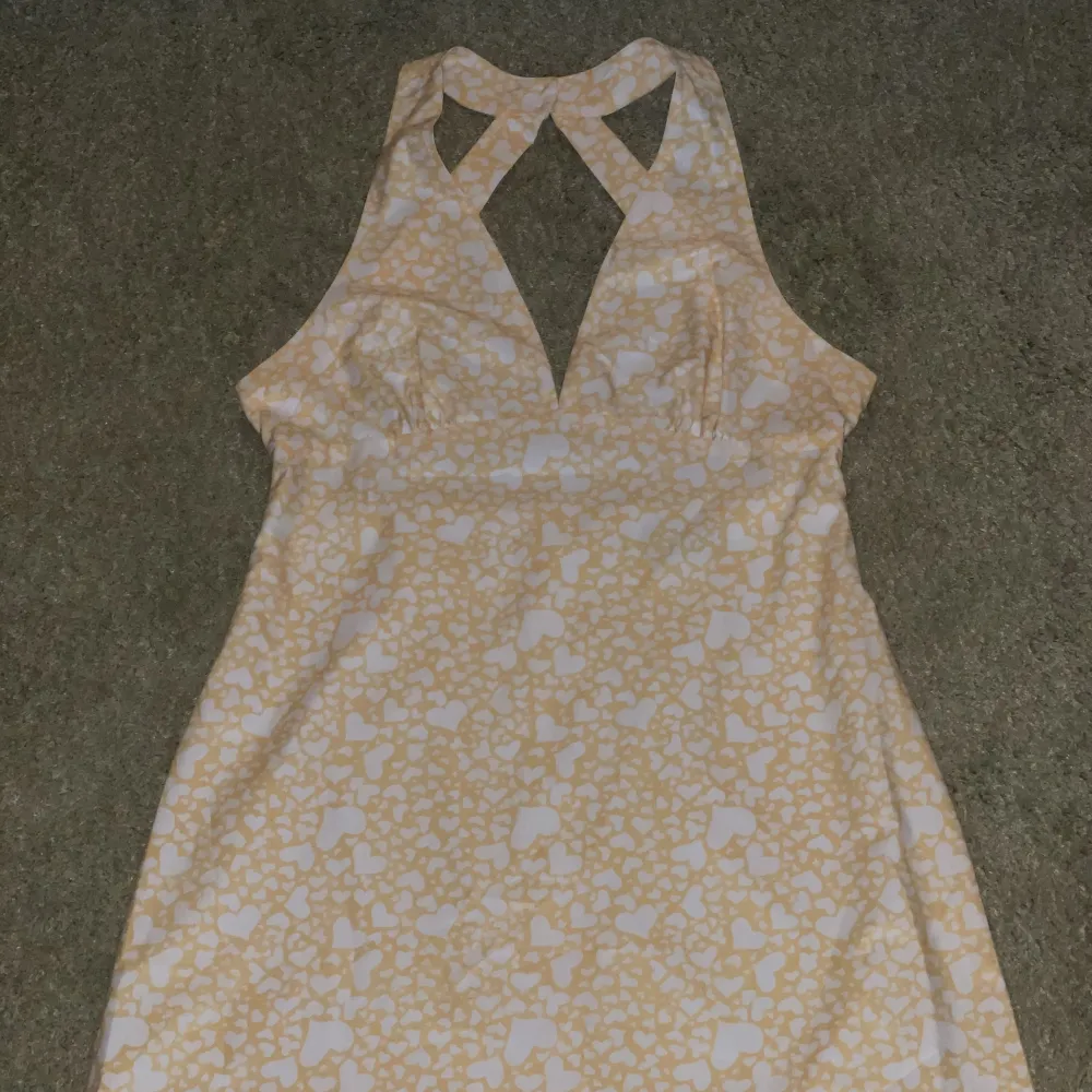 Somrig gul klänning med hjärtmönster från Cider. Klänningen är knappt använd  och i mycket bra skick 💛Klänningen är storlek XXL men skulle säga att den snarare är storlek L 🌼Köparen betalar frakten som tillkommer på priset. Klänningar.