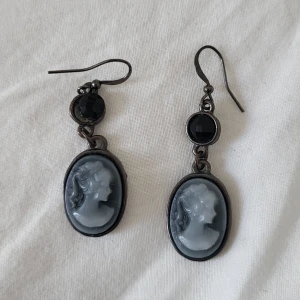 Lady örhängen - Fina örhängen köpt på second hand