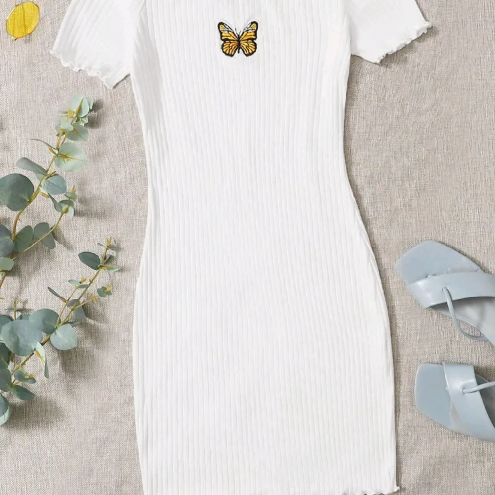 Qutie Embroidered Butterfly Graphic Ribbed Dress. Använt engång. Som ny. Klänningar.