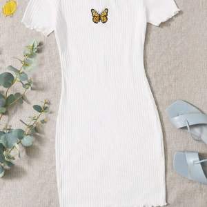 Qutie Embroidered Butterfly Graphic Ribbed Dress. Använt engång. Som ny