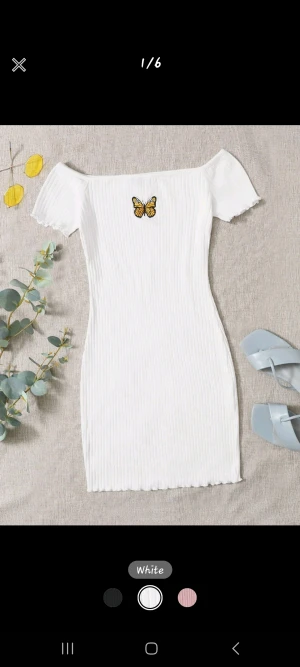Sommar klänning  - Qutie Embroidered Butterfly Graphic Ribbed Dress. Använt engång. Som ny
