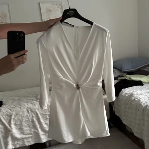 Vit elegant jumpsuit  - En helt ny och oanvänd jumpsuit i färgen vit med en liten guld detalj i mitten som piffar upp allting och får klädseln att framstå som elegant. Tyvärr för liten för mig! Pris går att diskuteras!!