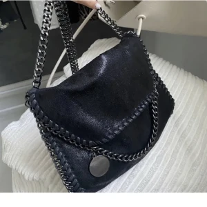 Stella McCartney liknade väska - En svart likande Stella McCartney väska😍fint skick och oanvänd ❤️