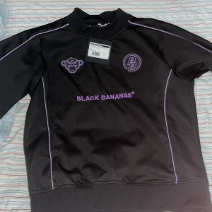 Black Bananas tracksuit - Jag vill sälja min Black bananas tracksuit för jag använder ej dom längre. Dom är helt nya jag har använt dom bara 4 gånger. 