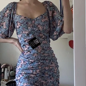Klänning  - Blommig klänning från Nelly.com som är som ny. Använd fåtal gånger men inget som syns. Om ni är intresserade eller har några frågor är det bara att skriva💓💓