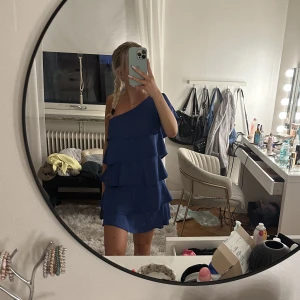 One shoulder klänning - Så fin klänning som liknar den populära zara klänningen fast i en jättefin marinblå färg! Står ingen storlek men uppskattar till en strl S då den passar mig som brukar ha XS/S. Jag är 1,60cm lång men den passar längre! Säljer vid bra bud🩵