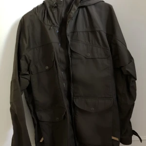 Fjällräven jacka - En hyfsat ny fjällräven jacka, inte använd så många gånger. Orginalpris ser ni på bilden från deras hemsida vart den är köpt ifrån (4.999kr).  Perfekt på hösten-våren. 
