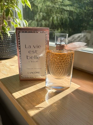 Parfym - Parfym från Lancome Paris. Prov prayad en gång, annars helt oanvänd. Priset kan absolut diskuteras vid smidigt köp💕 Nypris - 1759 kr   ❗️lik L’eau de parfum, skillnaden är att denna behöver man mindre av eftersom den är starkare och håller längre.