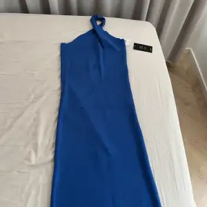 En klänning från NA-KD Aldrig använd prislappen är kvar. 