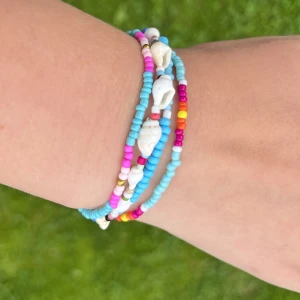 Färgglada armband🌟 - 15kr/styck förutom armbandet med snäckor som kostar 45kr!❤️