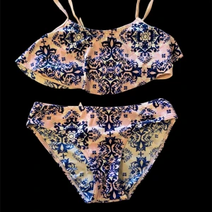 Badset (över- & underdel)  - Köptes för ca 6 år sedan hos Stadium och är i väldigt bra skick! Storlek 158-164 (eller XS) för barn/unga tjejer.  (80% Polyamid, 20% Elastan)