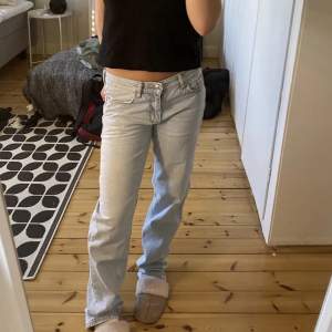 Säljer dessa jeans ifrån Gina tricot, de är i storlek 38 och i bra skick💗