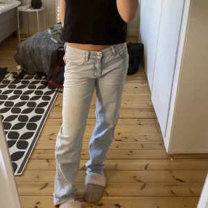 Jeans  - Säljer dessa jeans ifrån Gina tricot, de är i storlek 38 och i bra skick💗