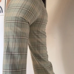gröna tailored högmidjade byxor strl 32 - Grön rutiga kostymbyxor från monki.  Högmidjade med dragkedja och knapp🫶 Är i fint skick! Köparen står för frakten💗tryck gärna på köp nu och va inte rädd att fråga om fler bilder eller om du har några funderingar! Plagget tvättas innan det skickas.