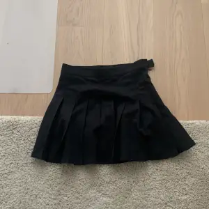 En svart plisserad kjol i storlek 36😍 Säljer för att den inte kommer till användning längre. Köpt på Monki och är i bra skick🫶🏼