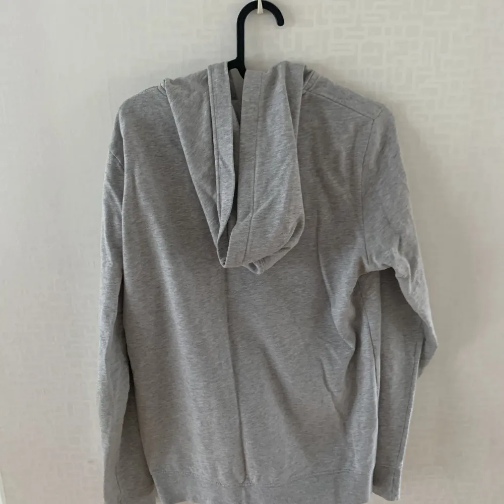 En grå zip hoodie från märket Barbour. Använd extremt lite så hoodien är i nyskick. Ny pris är 1200 kronor jag säljer den för 350 kronor. Tröjan är i storlek xs. Tröjor & Koftor.